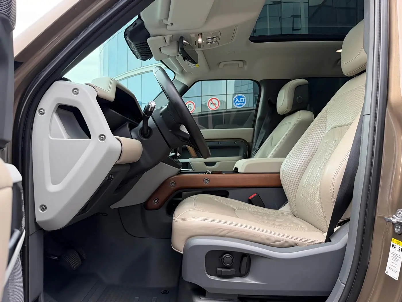 Land Rover Defender 2022 — Photo 3/14
