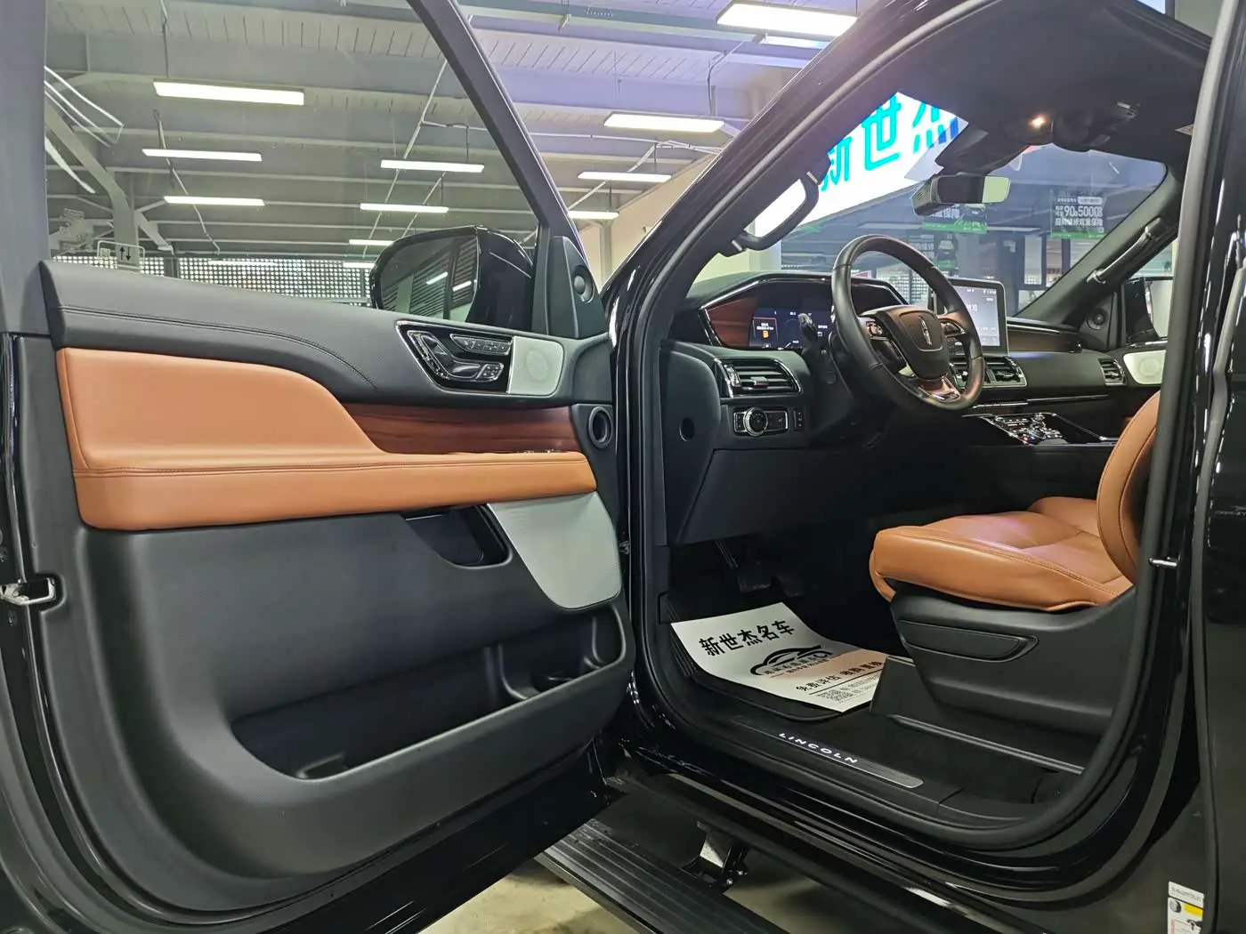 Lincoln Navigator 2021 — Photo 12/17
