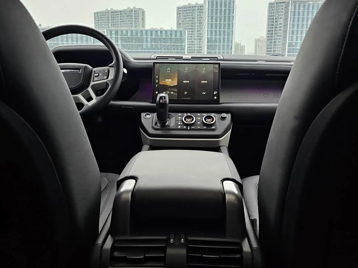 Land Rover Defender 2023 — Photo 12/14