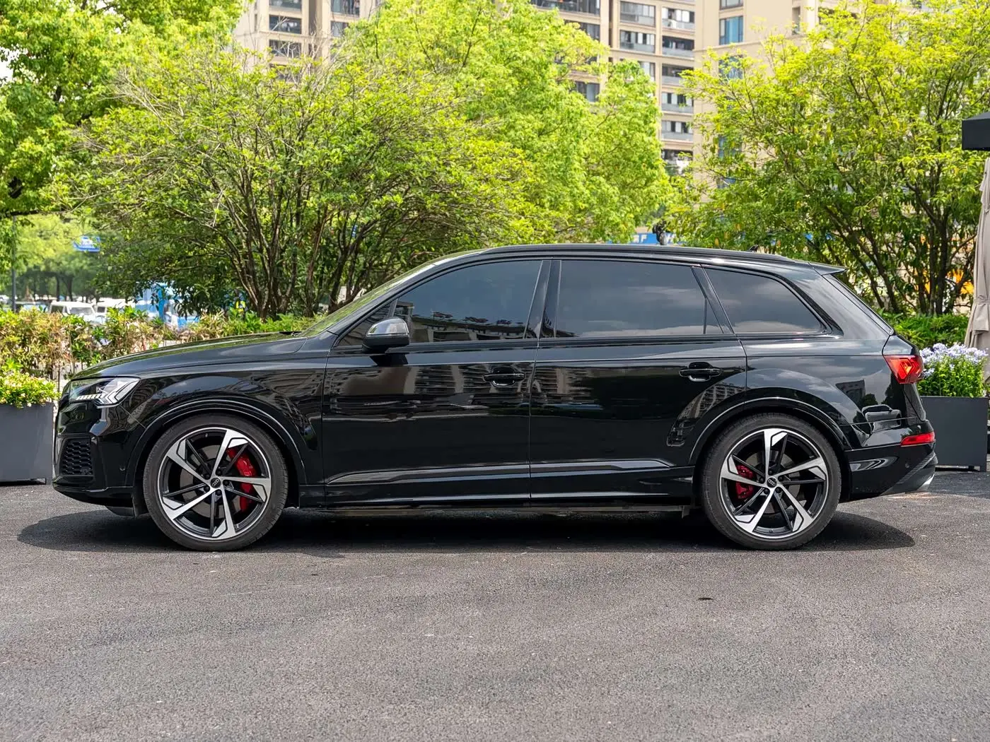 Audi SQ7 2025 — Фото 3/18