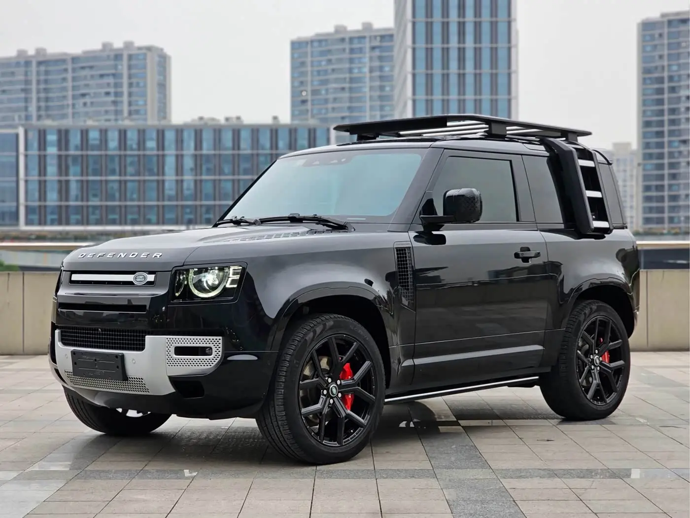 Land Rover Defender 2023 — Photo 1/14