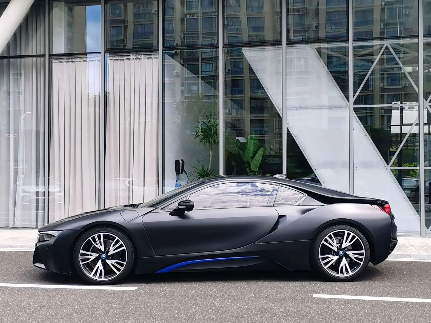 BMW i8 2018 — Фото 3/20