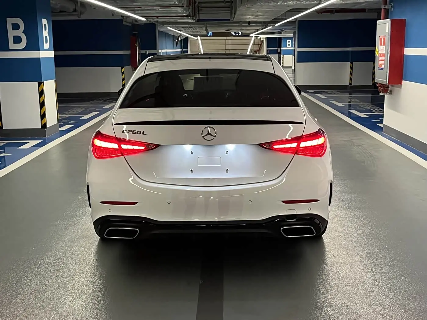 Mercedes-Benz C-Class 2024 — Photo 6/19