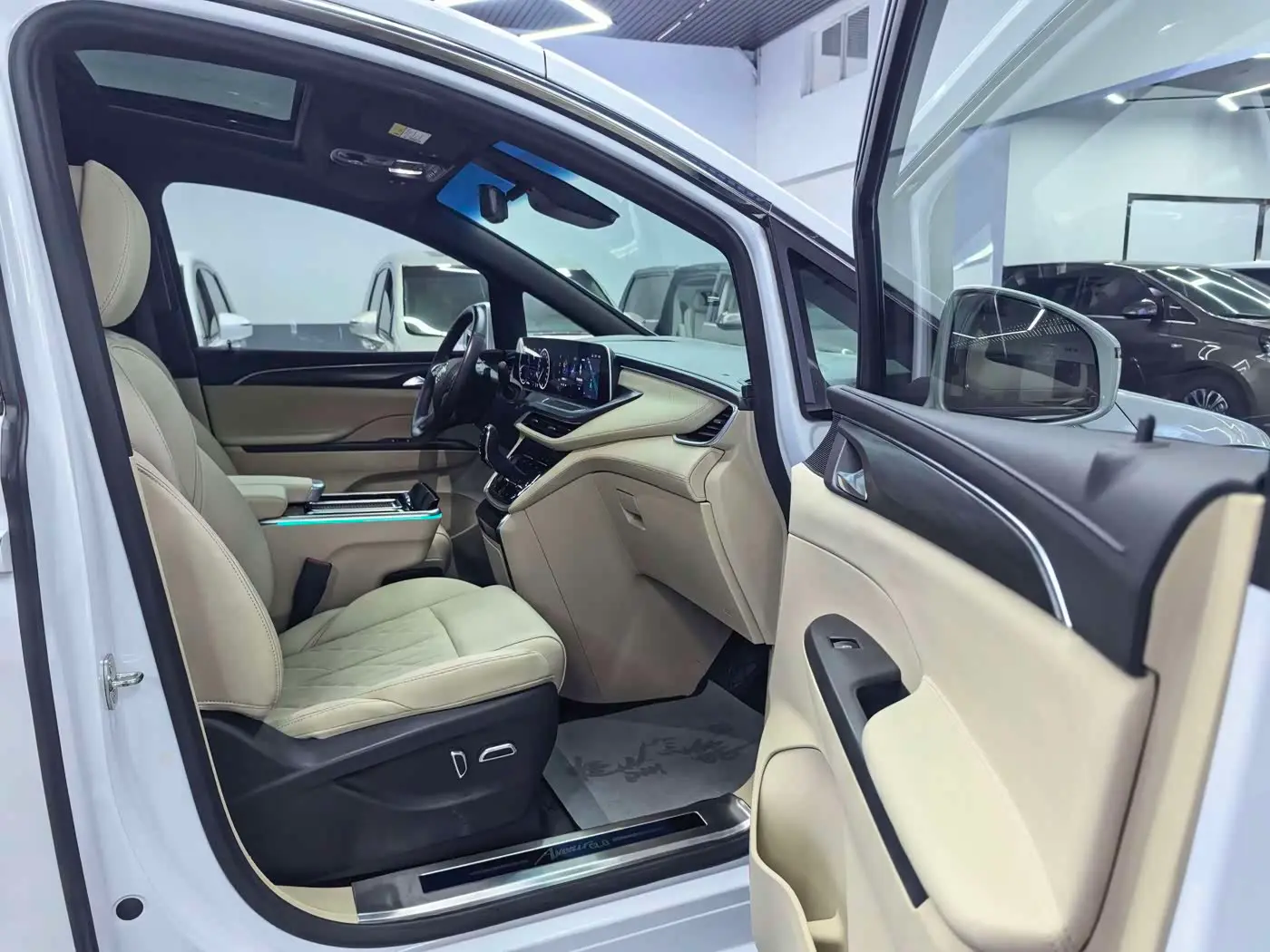 Buick GL8 2023 — Photo 8/18