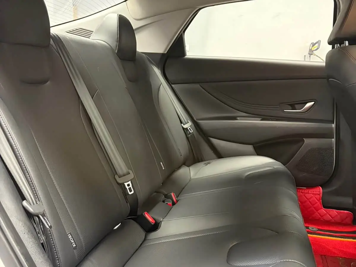 Hyundai Elantra 2023 — Фото 13/20