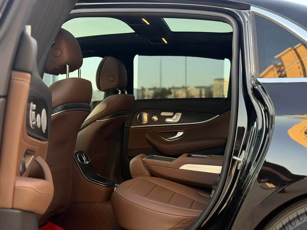 Mercedes-Benz E-Class 2023 — Photo 8/15