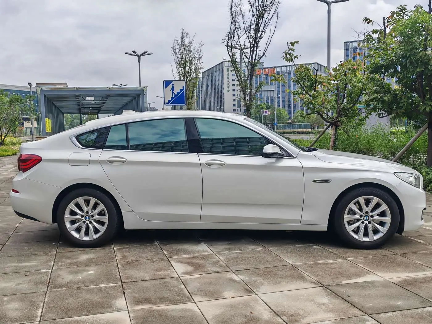 BMW 5 Series GT 2015 — Фото 7/19