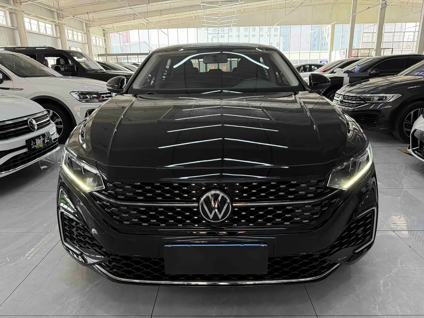 Volkswagen Passat 2023 — Photo 2/19