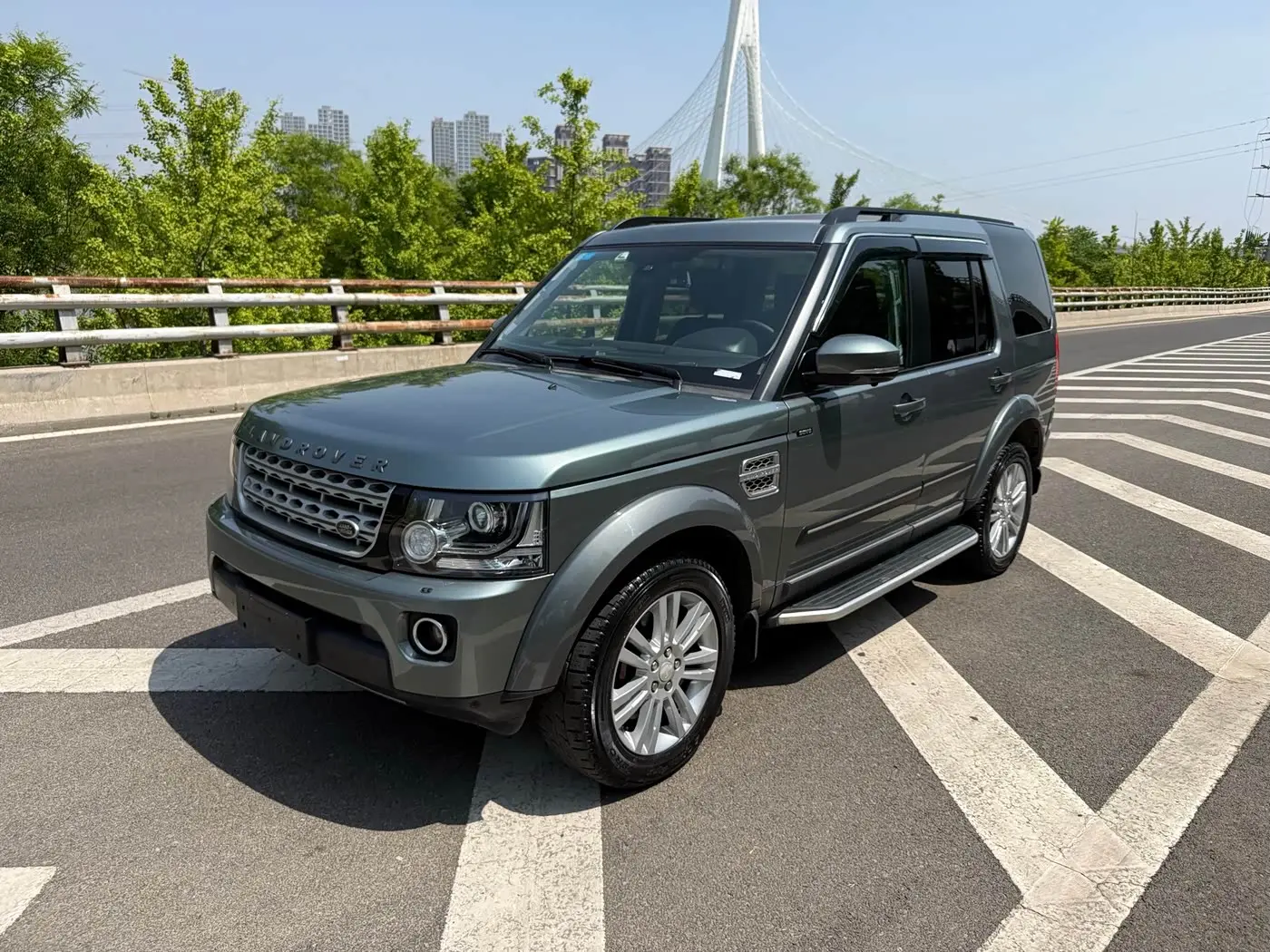 Land Rover Discovery 2014 — Photo 1/9