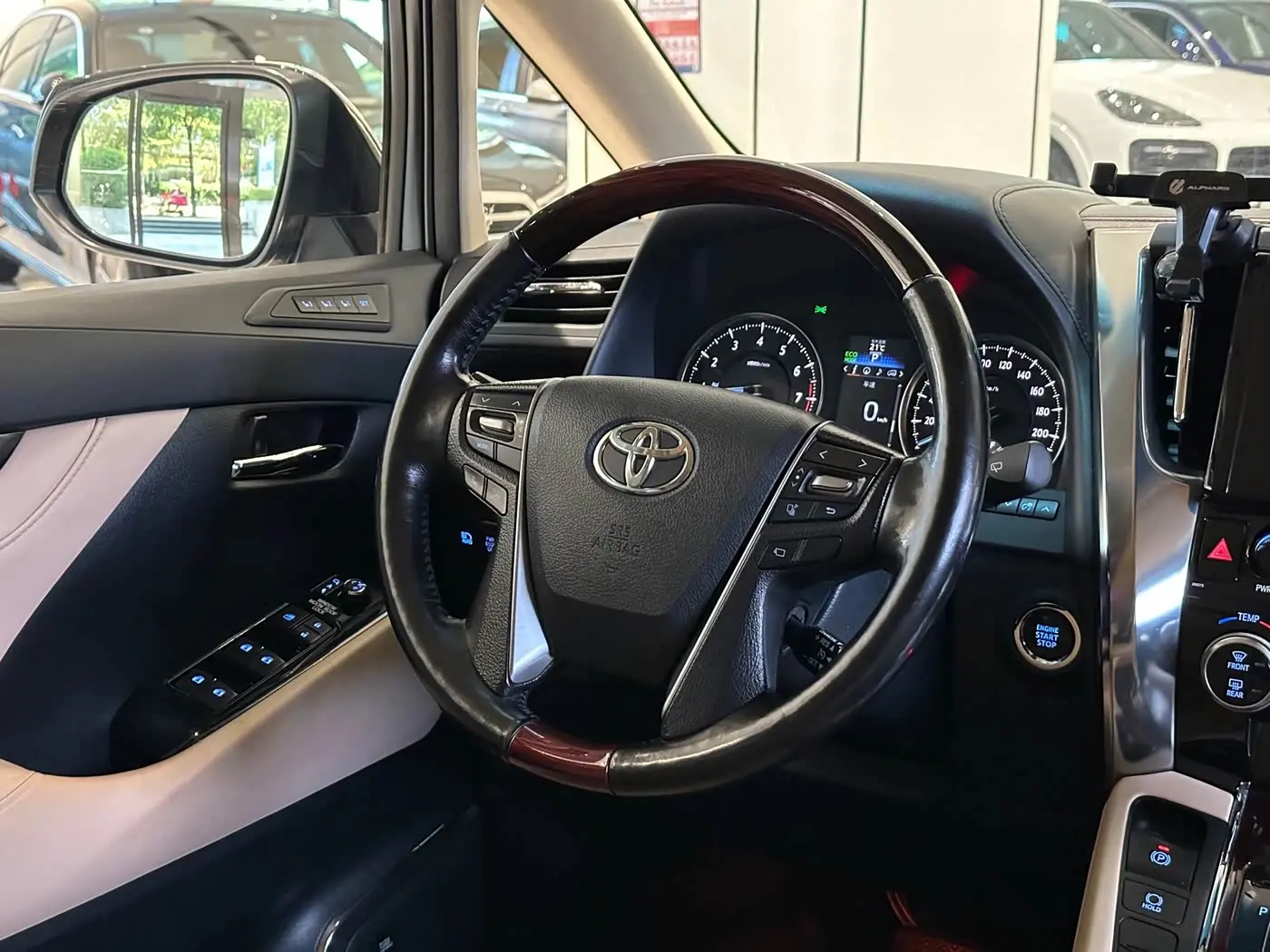 Toyota Alphard 2016 — Фото 9/16