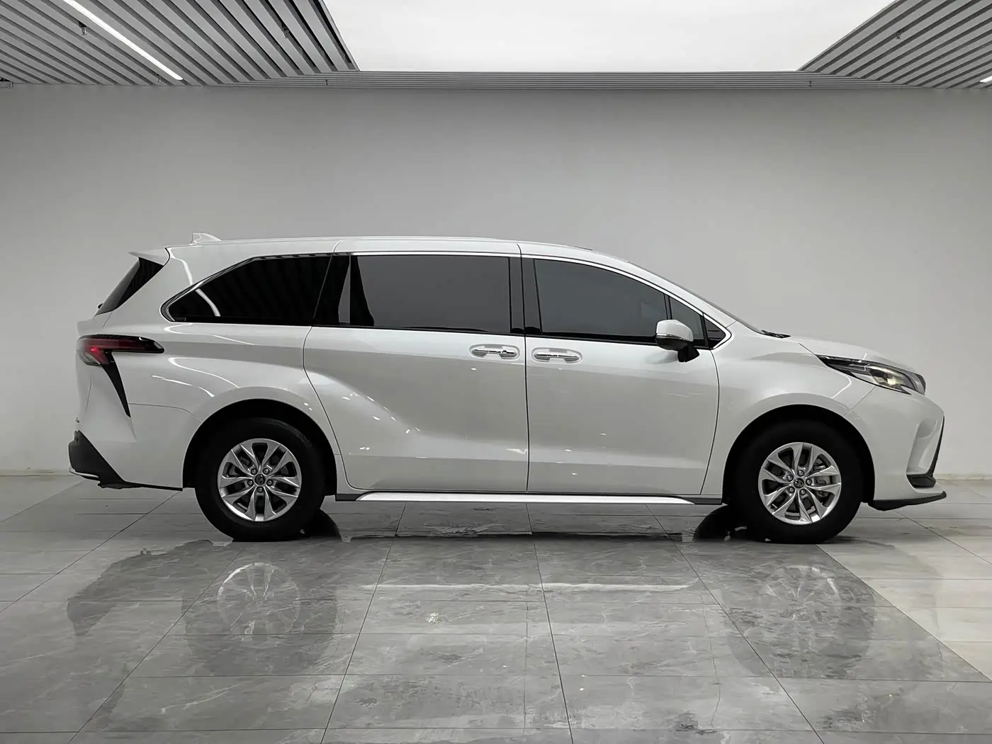 Toyota Granvia 2025 — Photo 8/20