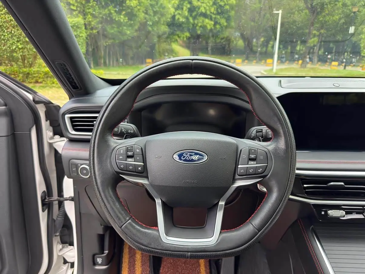 Ford Explorer 2023 — Photo 18/18