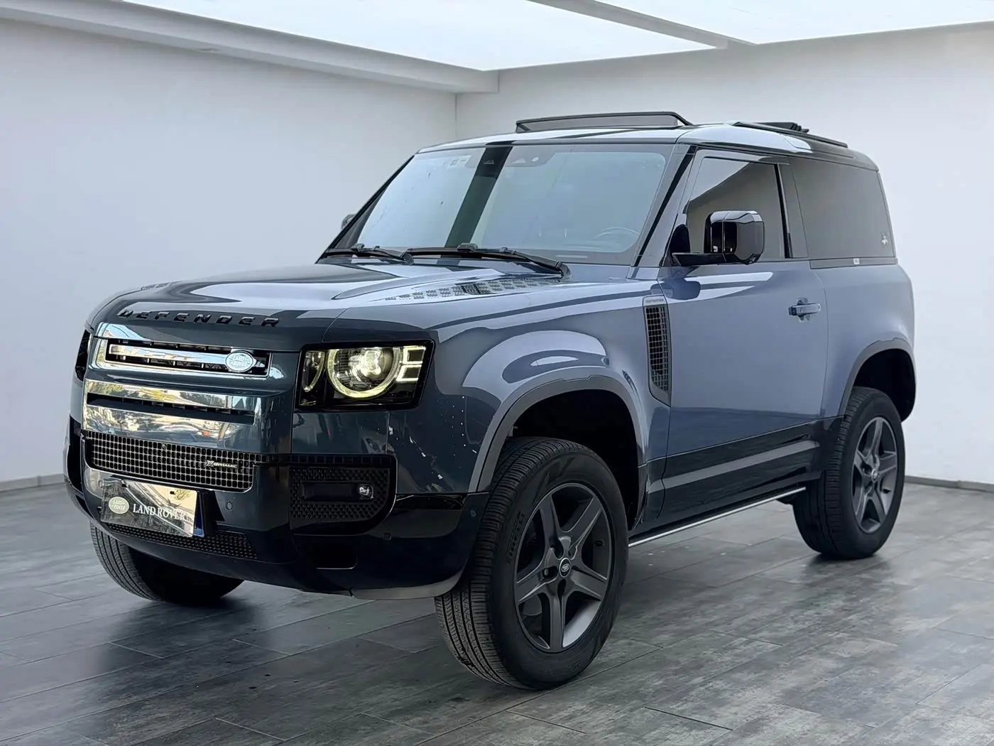 Land Rover Defender 2022 — Photo 2/19