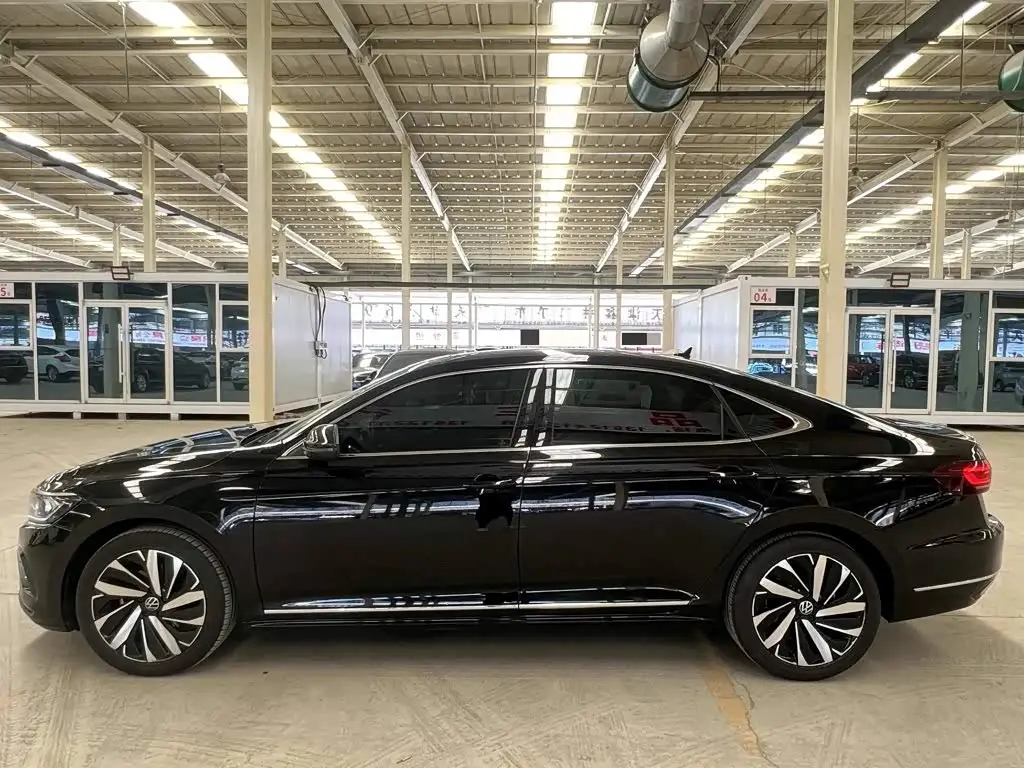 Volkswagen Passat 2023 — Фото 7/9