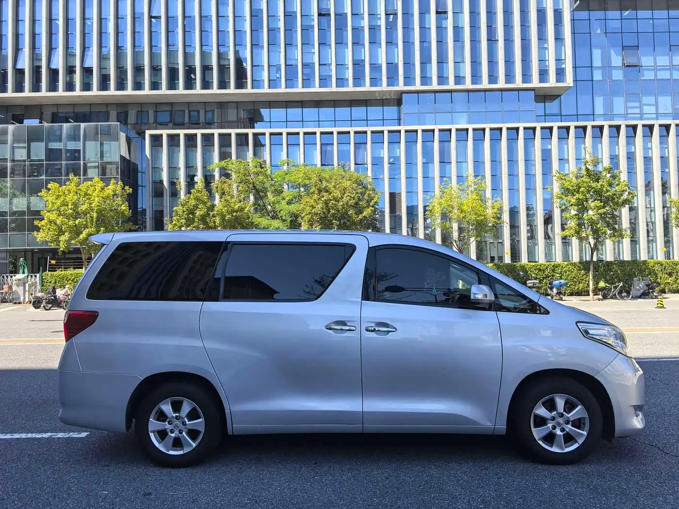 Toyota Alphard 2010 — Photo 8/20