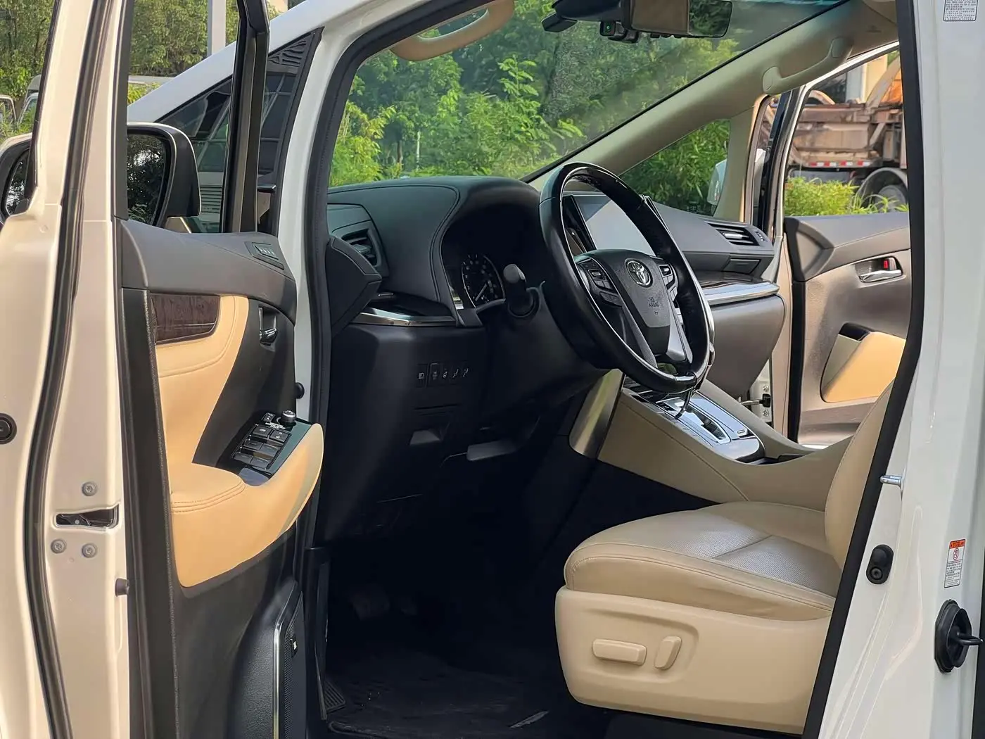 Toyota Alphard 2022 — Photo 20/20