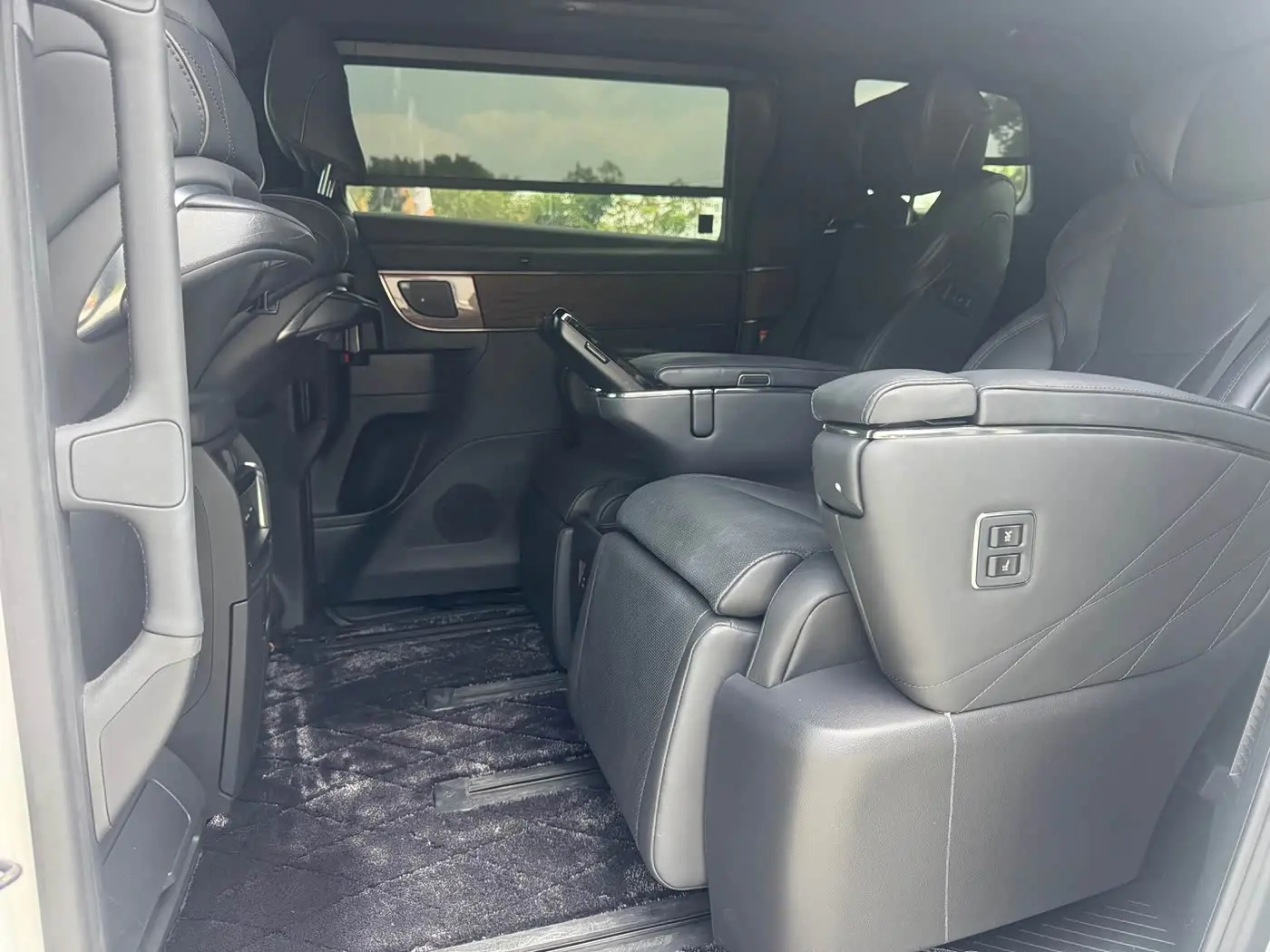 Toyota Alphard 2023 — ფოტო 18/18