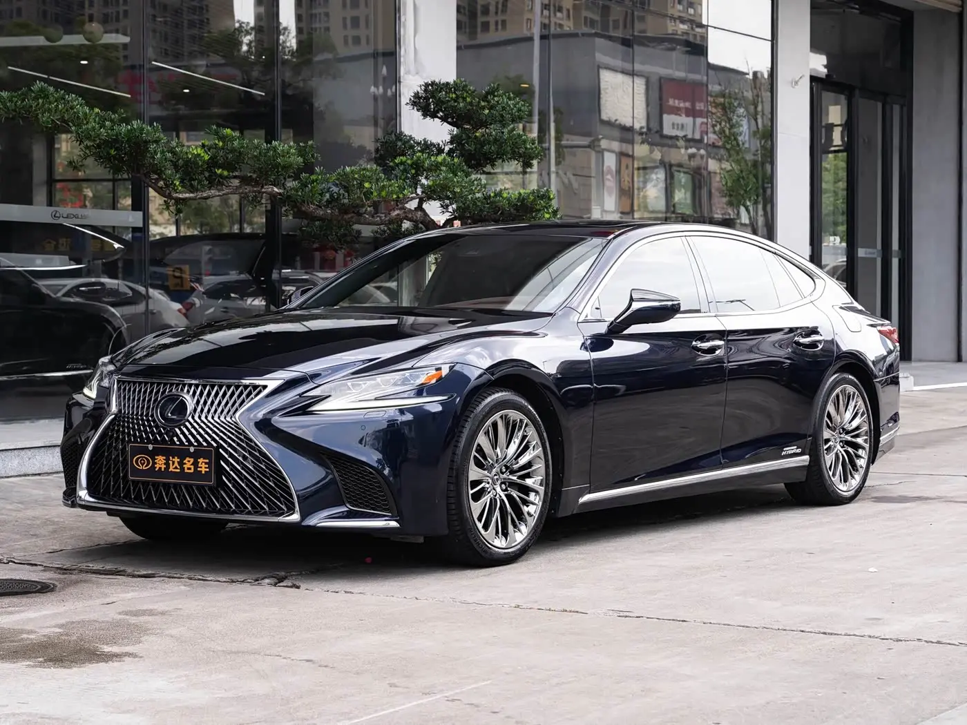 Lexus LS 2018 — Şəkil 1/20