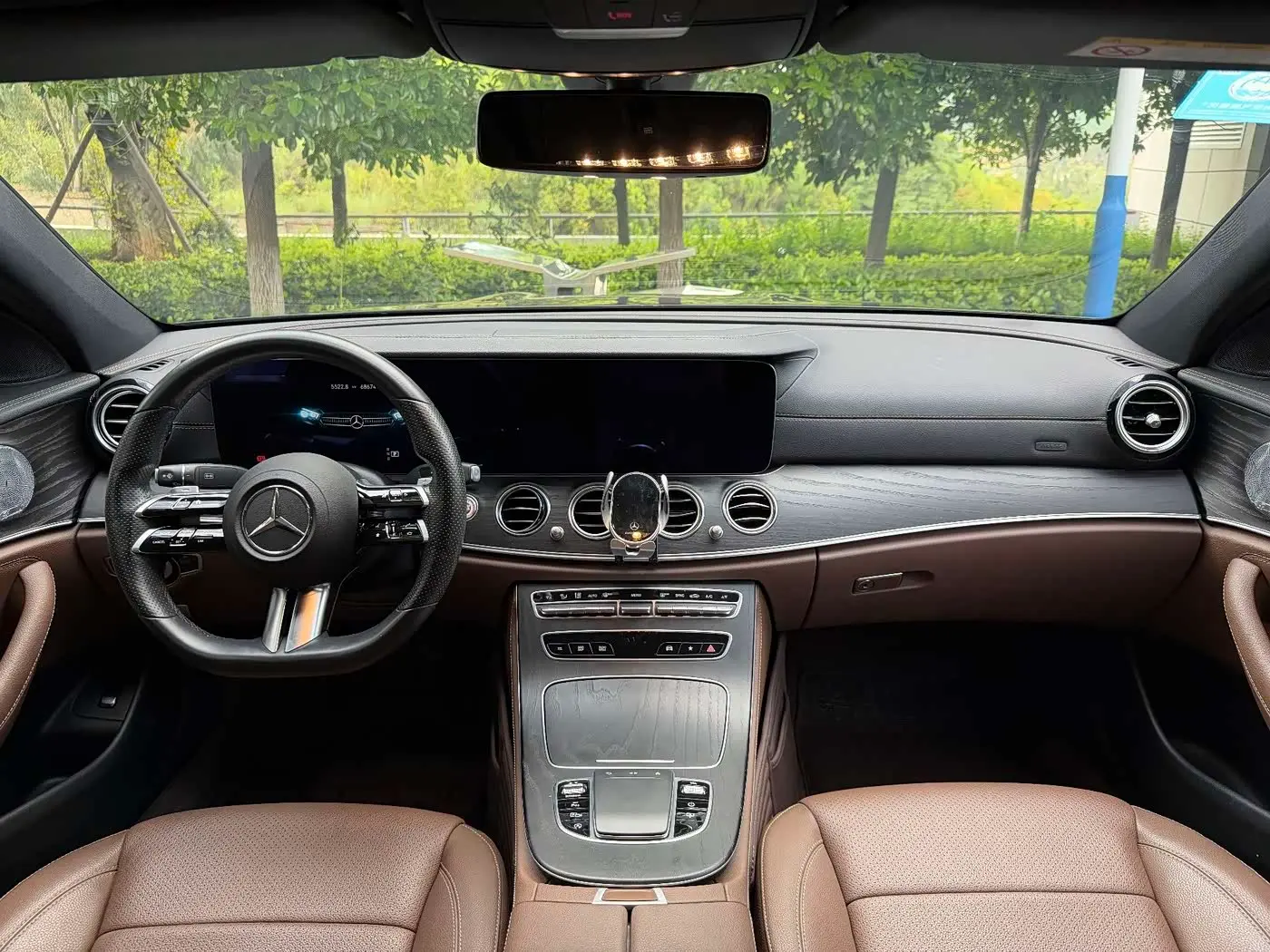 Mercedes-Benz E-Class 2023 — Photo 5/9