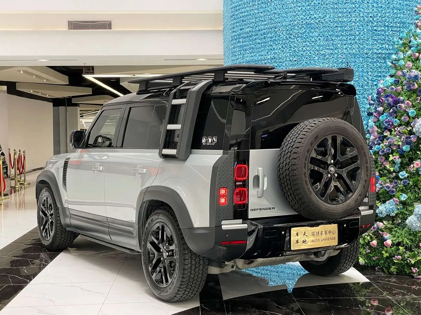 Land Rover Defender 2022 — Photo 6/20