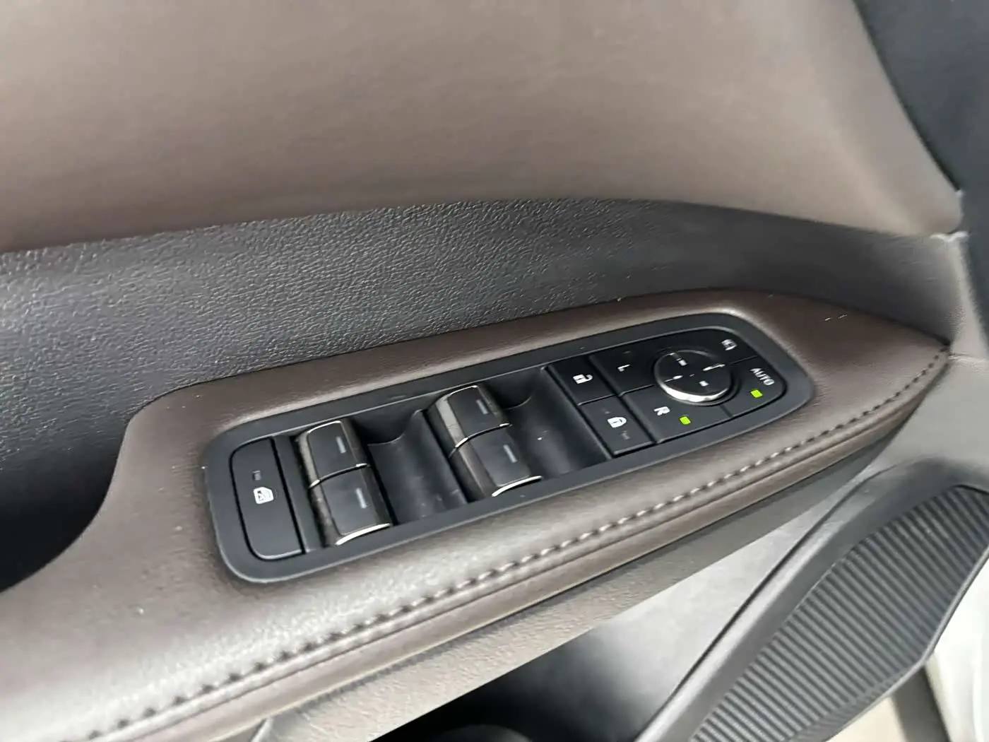 Lexus RX 2023 — Photo 10/20
