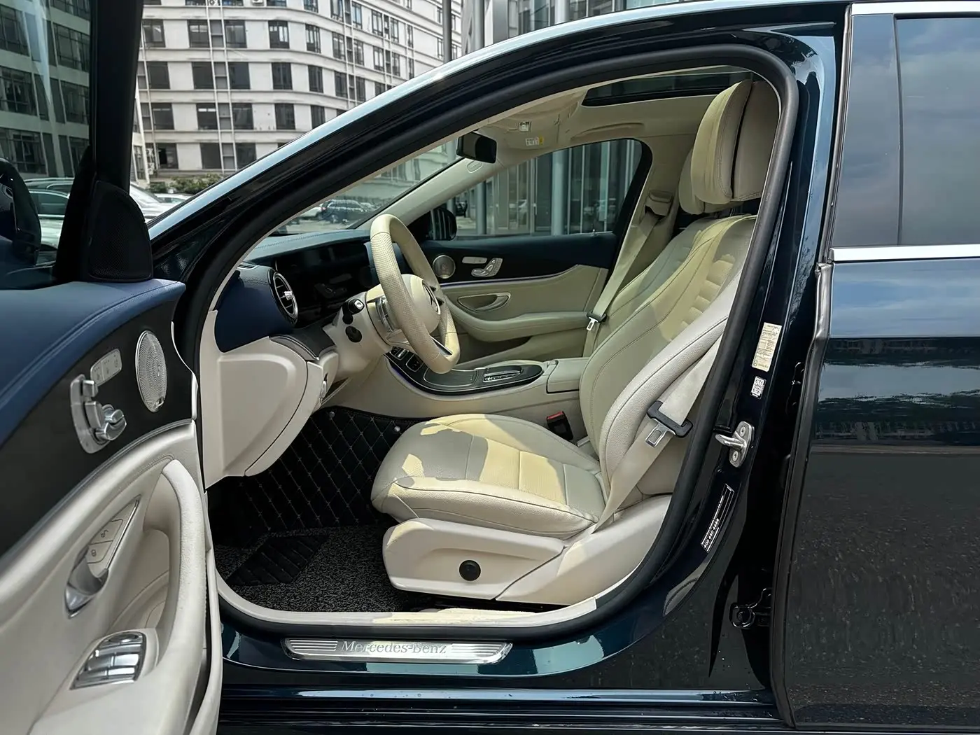Mercedes-Benz E-Class 2023 — Photo 9/14