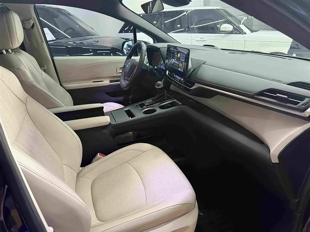 Toyota Granvia 2024 — Photo 13/18