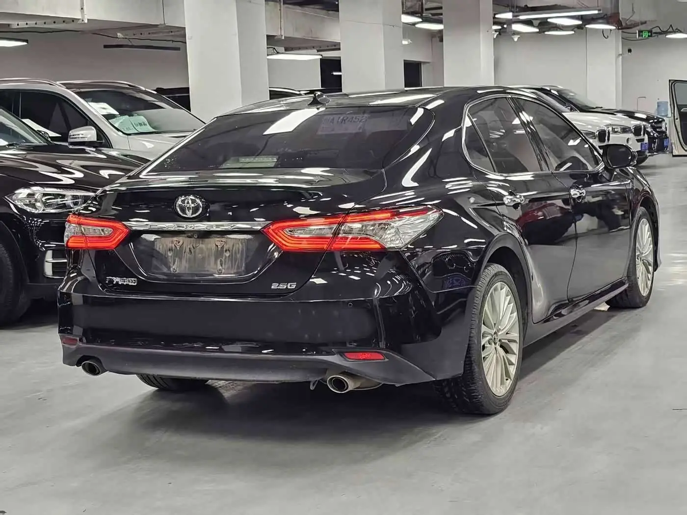 Toyota Camry 2019 — ფოტო 16/18