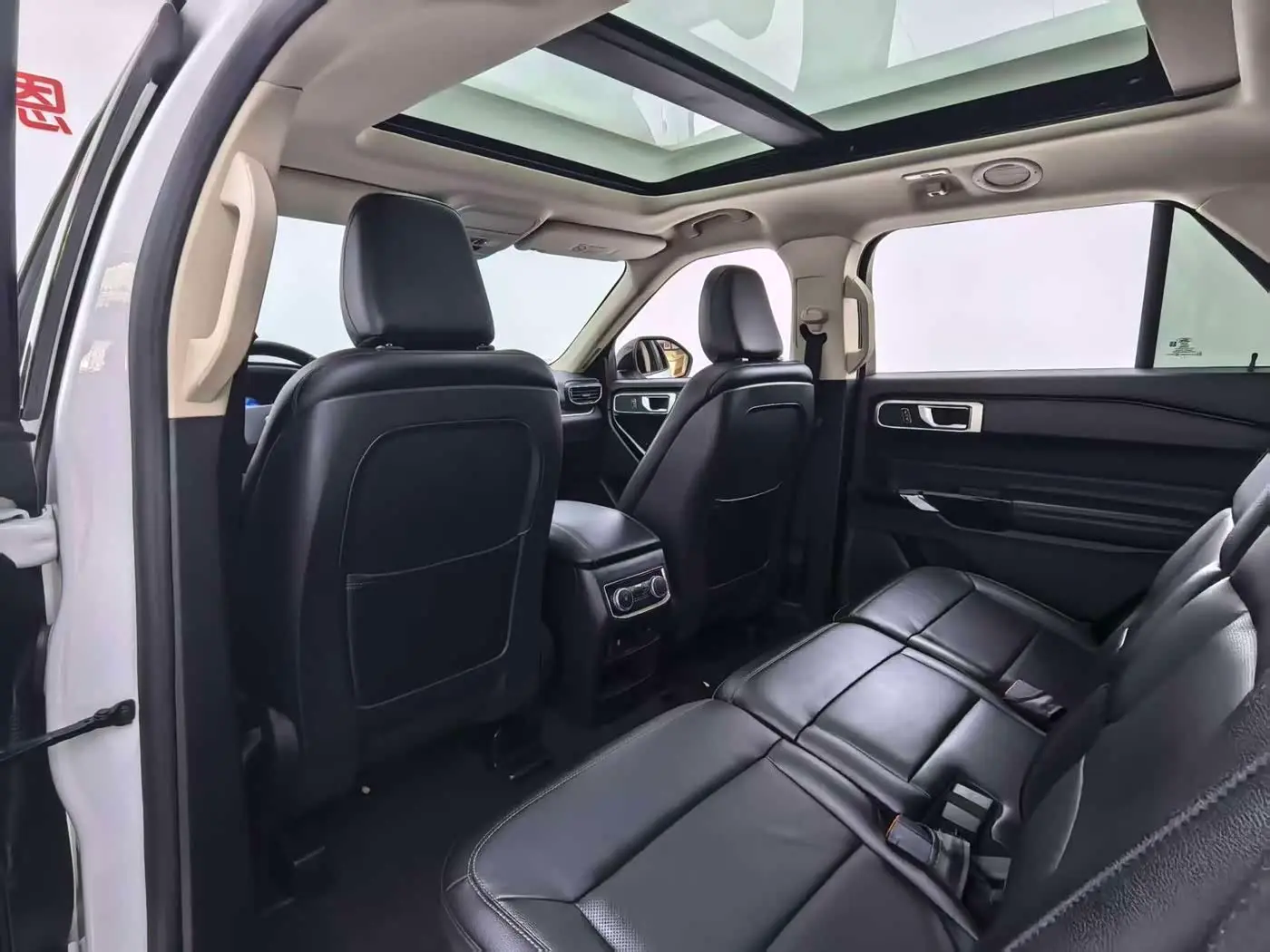 Ford Explorer 2021 — Photo 14/20