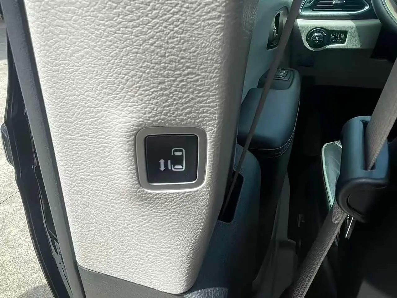 Chrysler Grand Caravan PHEV 2025 — Şəkil 17/20