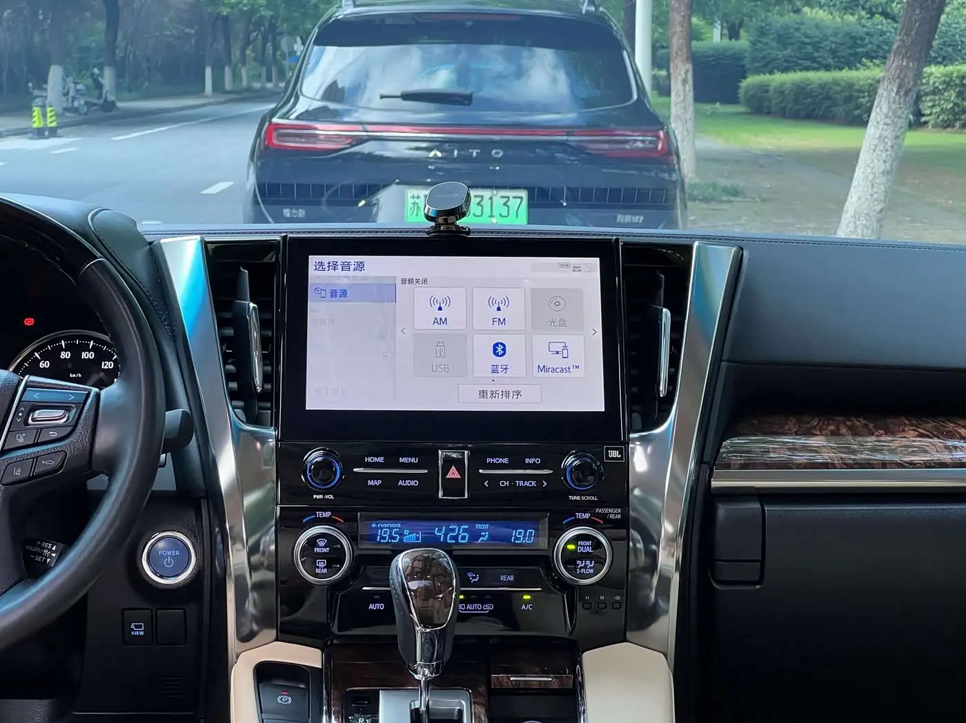 Toyota Alphard 2022 — Photo 14/20