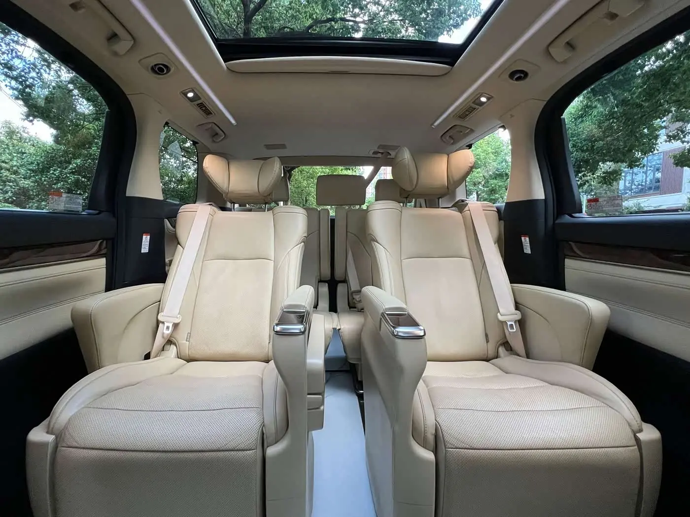 Toyota Alphard 2022 — Photo 17/20