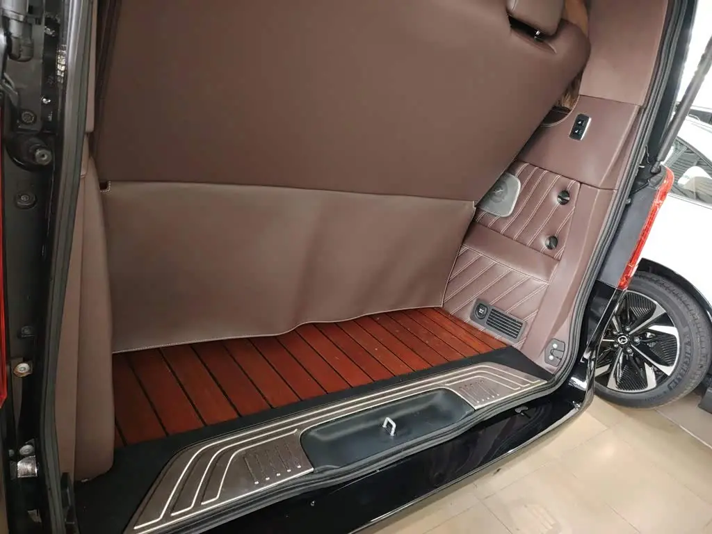 Mercedes-Benz V-Class 2018 — Фото 15/20