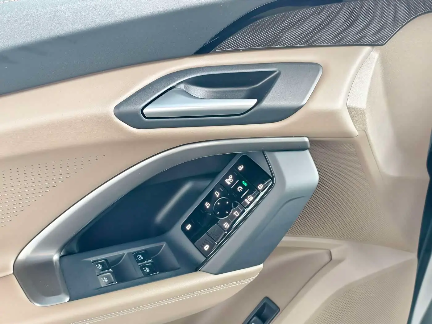 Audi Q5L 2025 — Photo 13/16