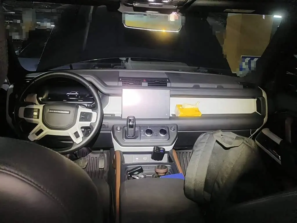 Land Rover Defender 2023 — Photo 12/15