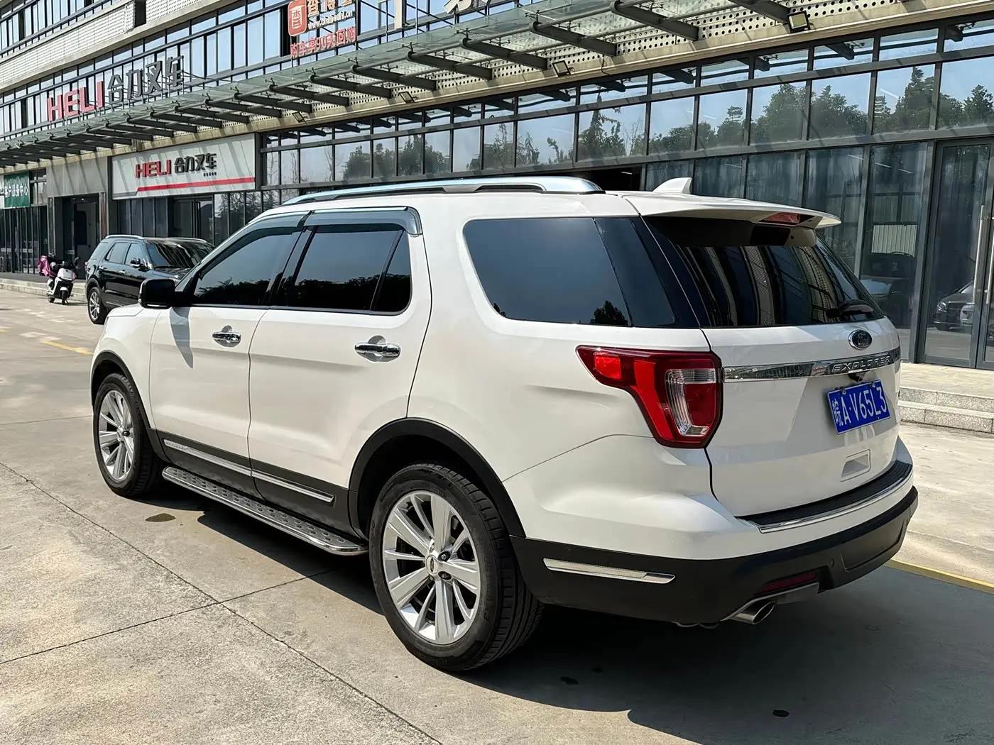 Ford Explorer 2019 — Photo 6/12