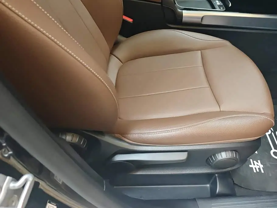 Mercedes-Benz GLB 2025 — Photo 8/16