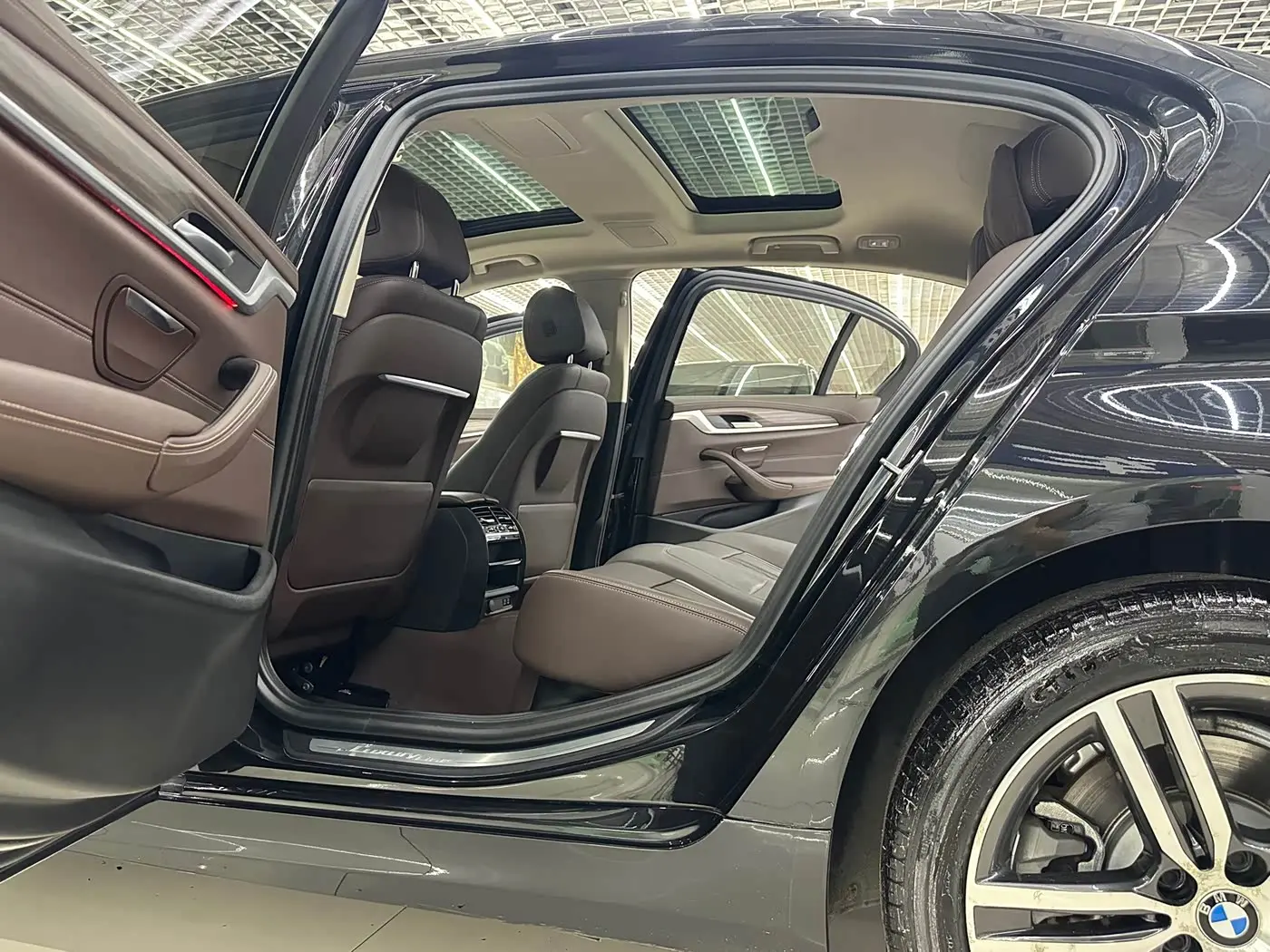 BMW 5 Series 2021 — Photo 10/18