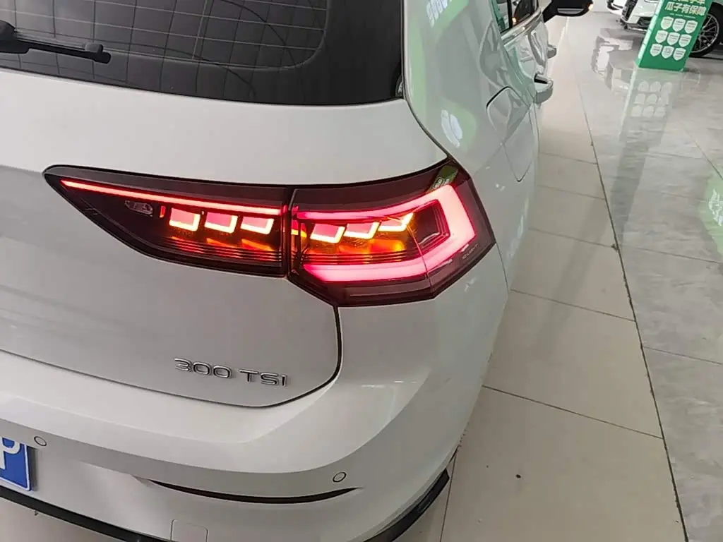 Volkswagen Golf 2024 — Photo 8/20