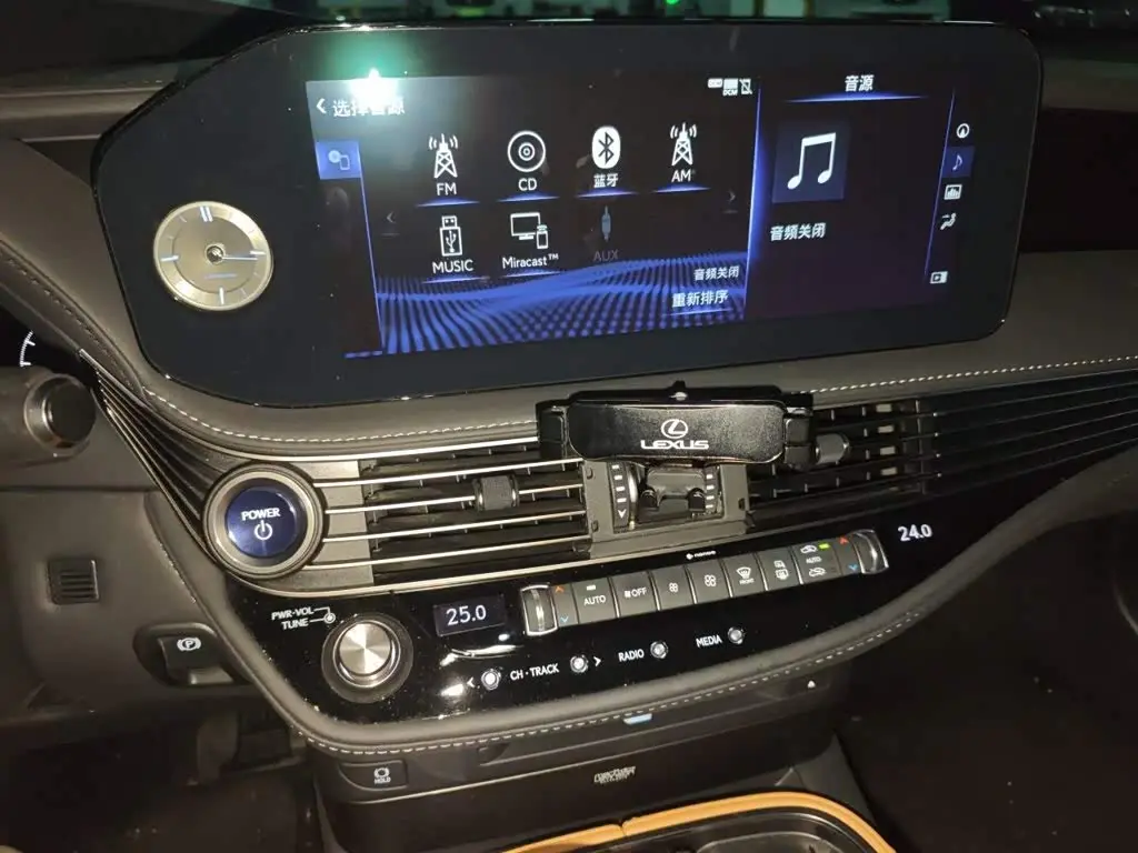 Lexus LS 2021 — Photo 9/20