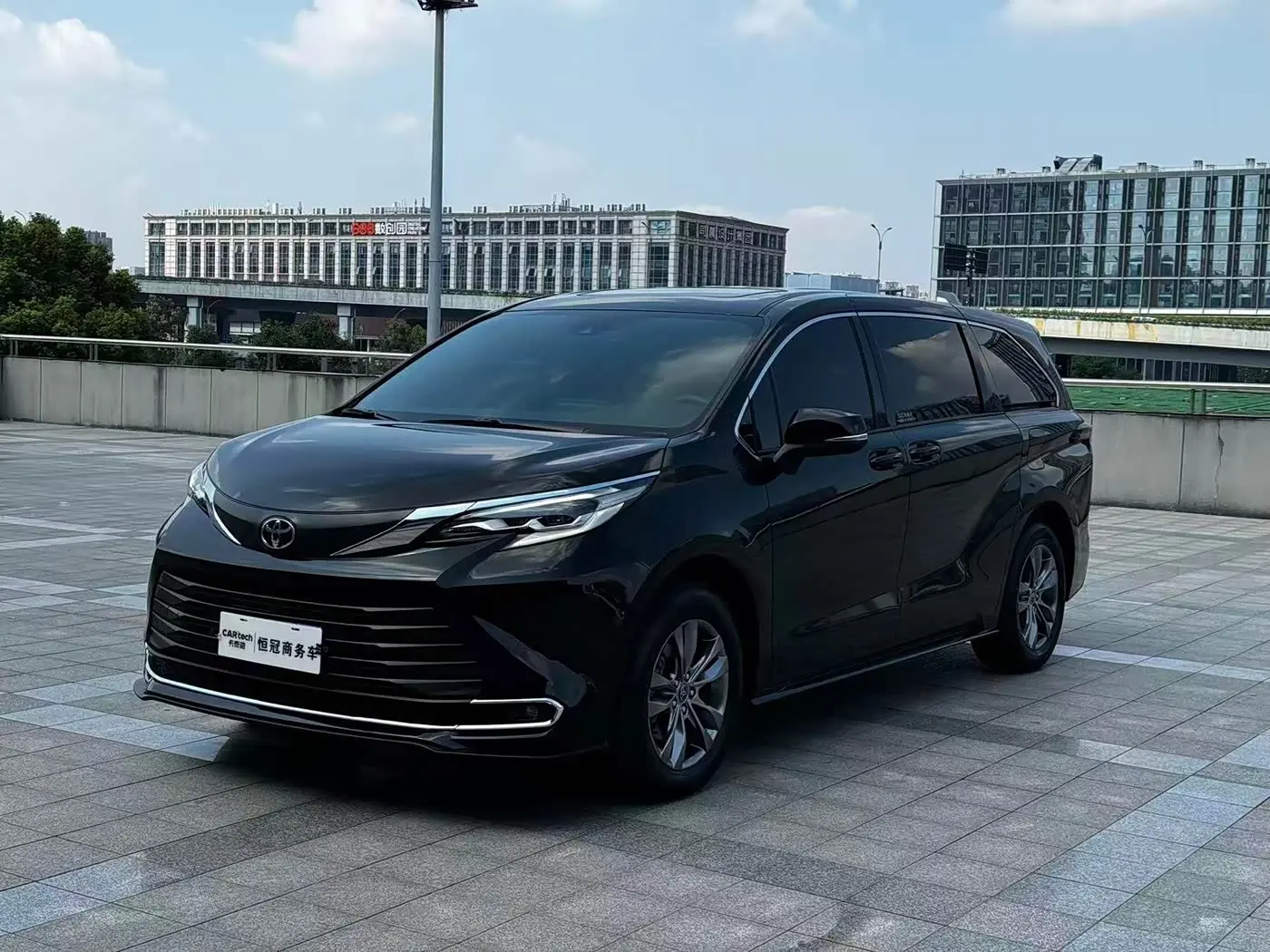 Toyota Sienna 2025 — Photo 1/16