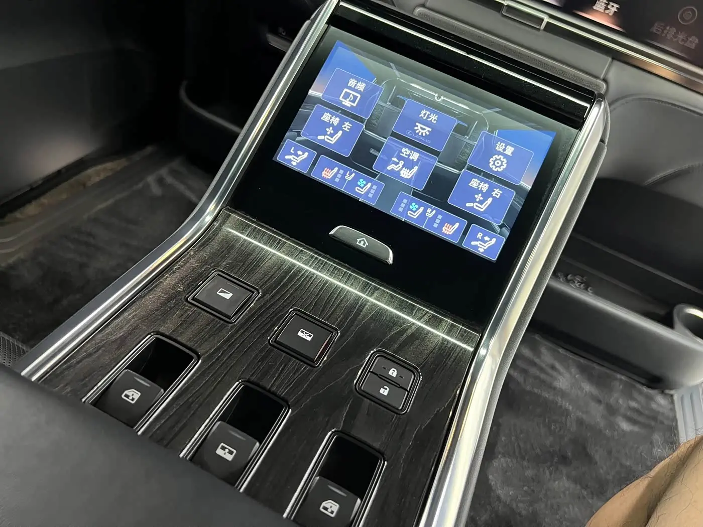 Lexus LM 2022 — Photo 17/20
