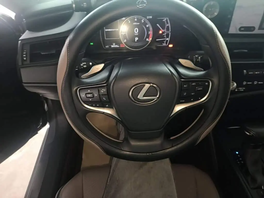 Lexus ES 2022 — Photo 7/20