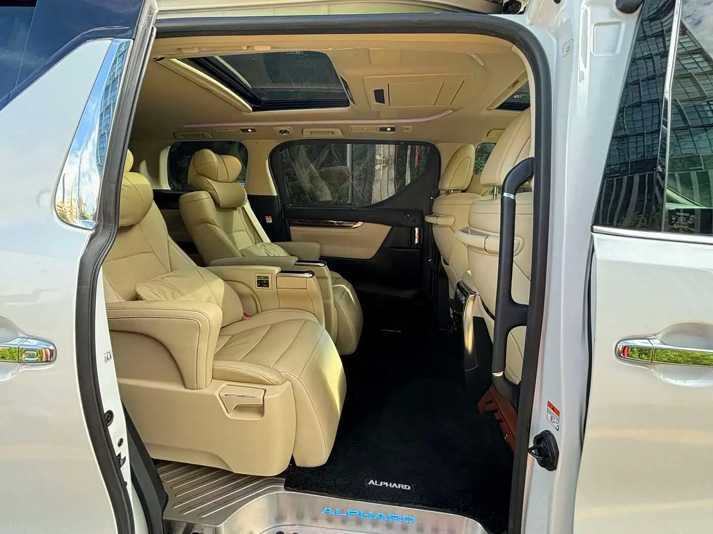 Toyota Alphard 2023 — Photo 11/20