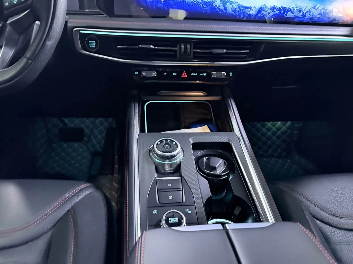 Ford Explorer 2024 — Photo 16/20