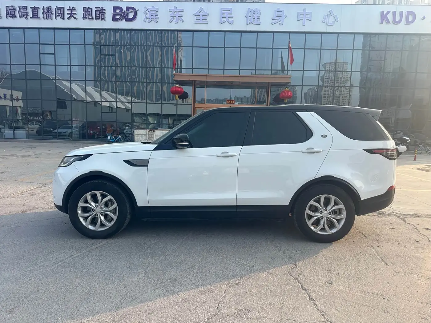 Land Rover Discovery 2020 — Фото 3/14