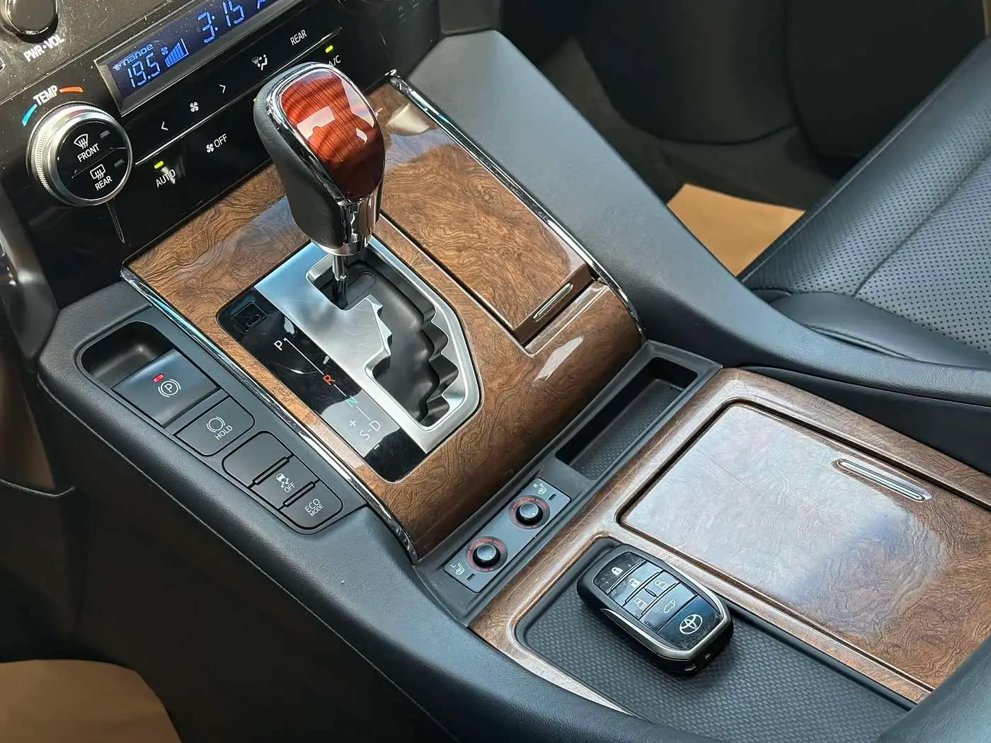 Toyota Alphard 2017 — Photo 11/20