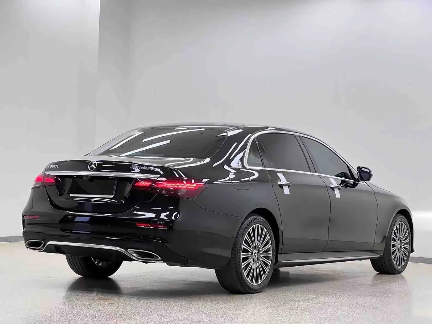 Mercedes-Benz E-Class 2023 — Photo 7/20