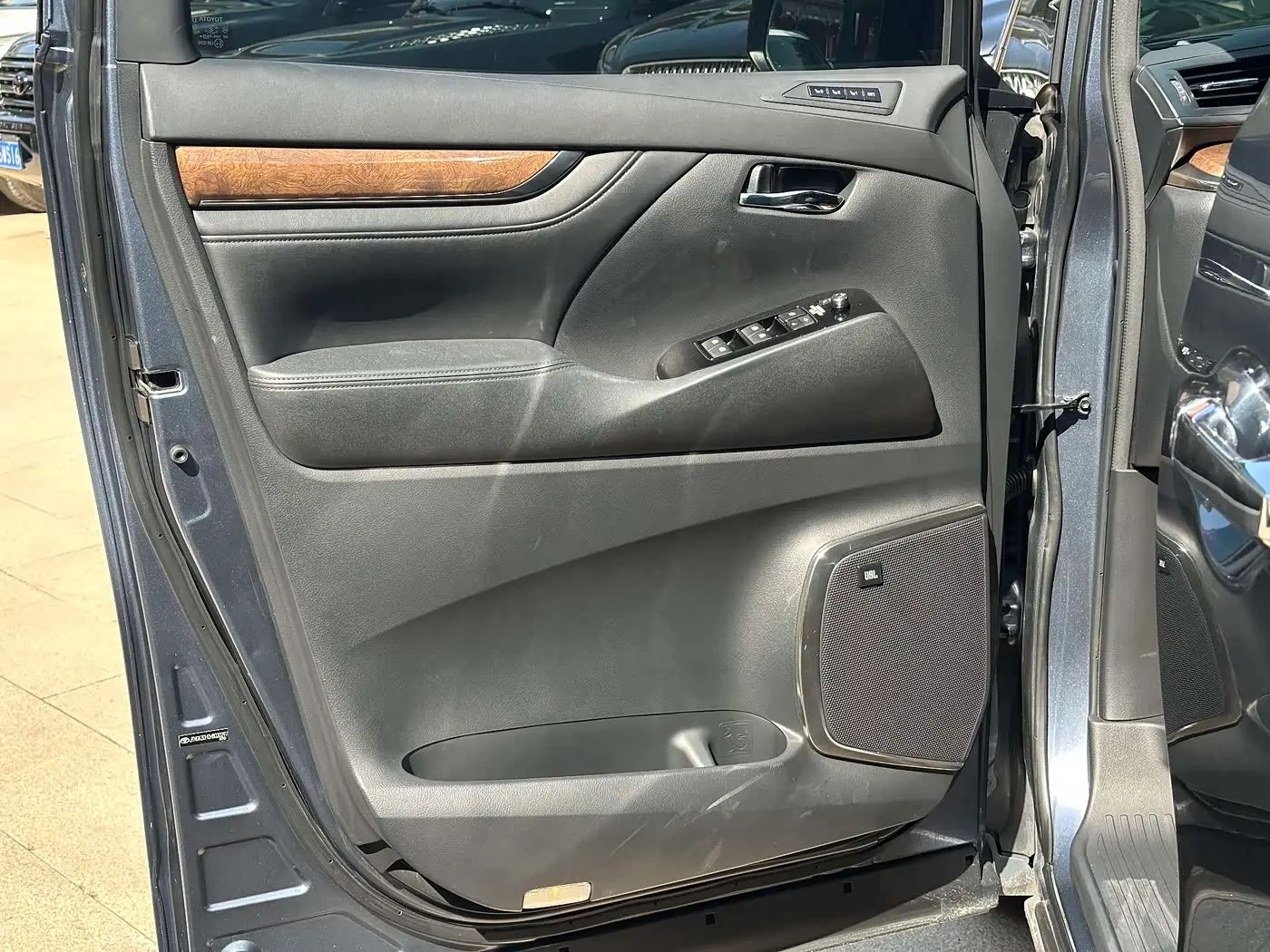 Toyota Alphard 2017 — Photo 8/20