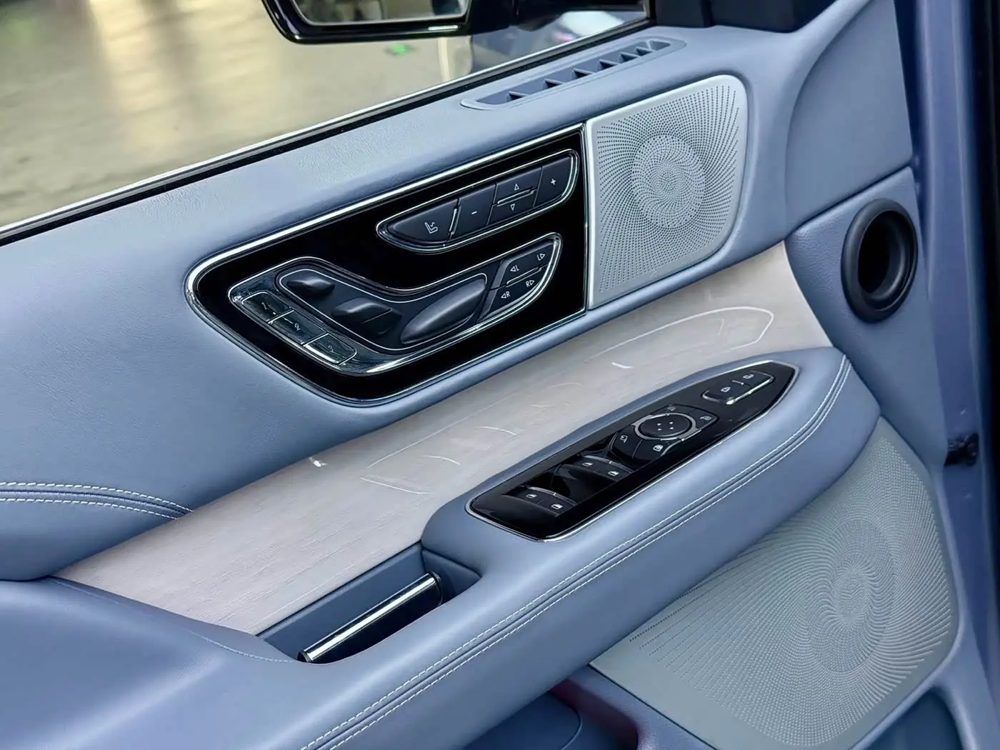 Lincoln Navigator 2019 — Photo 9/20